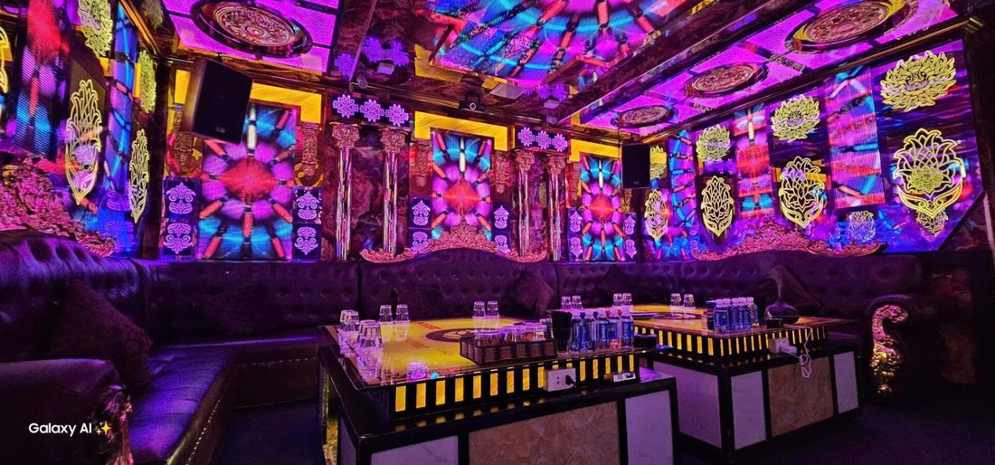 G9 KTV 萬花筒彩色玻璃牆面與金色浮雕包廂