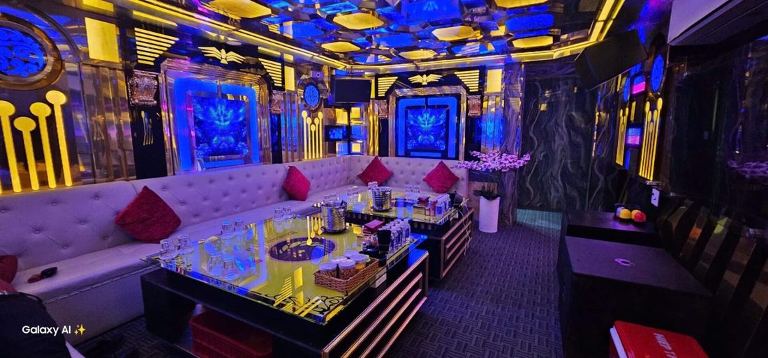 G9 KTV 藍金撞色包廂與奶白皮沙發