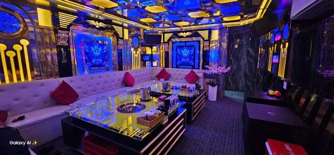 G9 KTV 藍金撞色包廂與奶白皮沙發