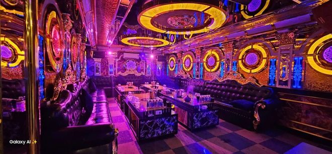 G9 KTV 紫金圓盤燈牆包廂與黑白格地面全景
