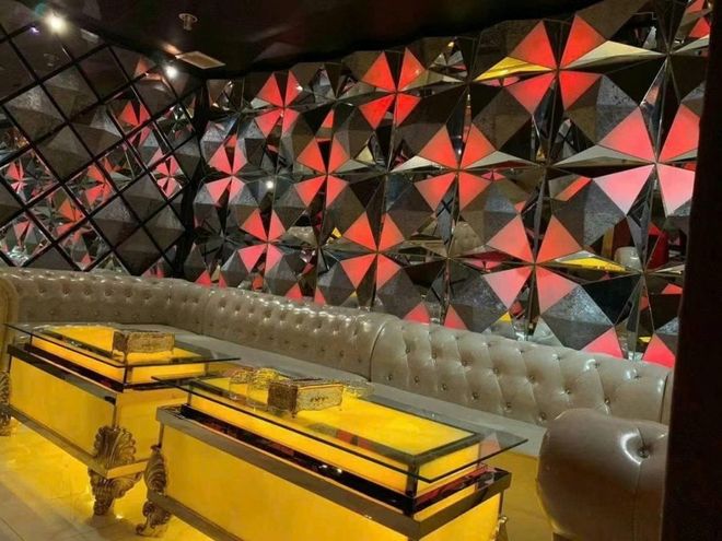 GK22 黃金王國 KTV 紅銀鑽石切面牆包廂與發光金桌