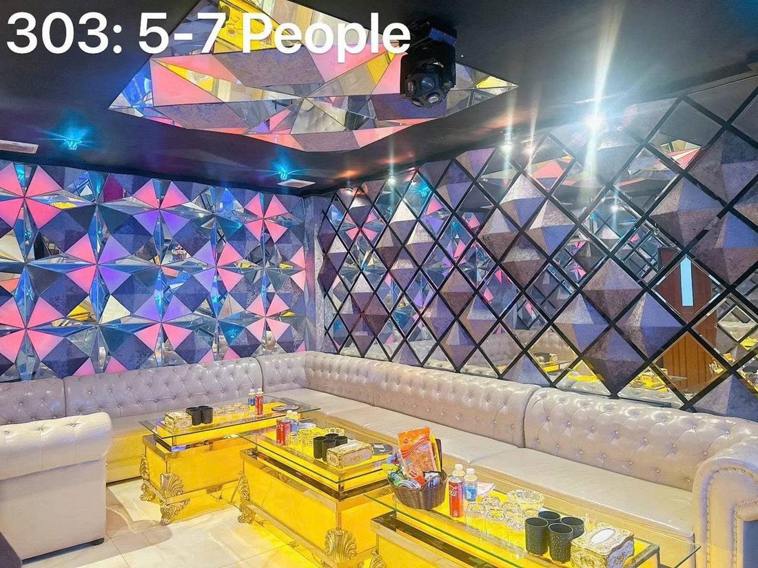GK22 黃金王國 KTV 303 號包廂 粉紫鑽石切面鏡牆與米白卡座
