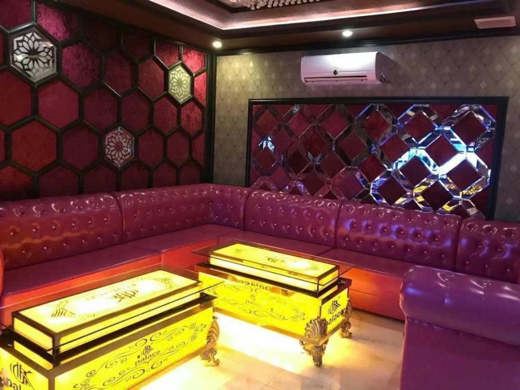 GK22 黃金王國 KTV 酒紅蜂巢絨牆包廂與紫紅長卡座