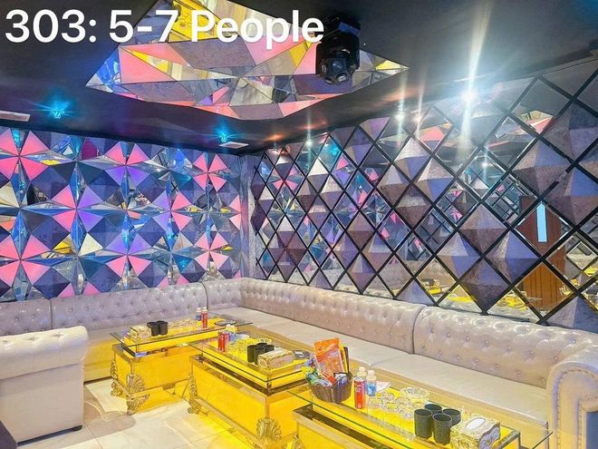 GK22 黃金王國 KTV 303 號包廂 粉紫鑽石切面鏡牆與米白卡座