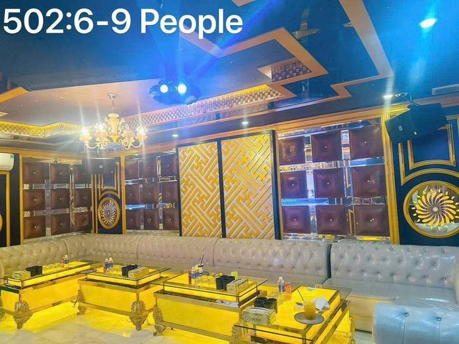 GK22 黃金王國 KTV 502 號 VVIP 包廂 金藍回紋主牆與銀灰長卡座