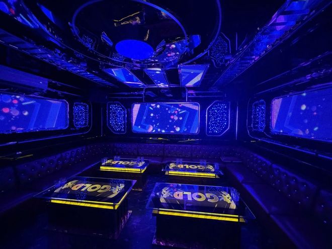 155 GOLD KTV 深藍星艦艙包廂 四張金色發光茶几