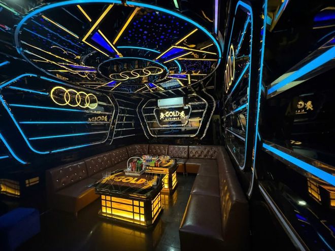 155 GOLD KTV 金藍徽章艙包廂 GOLD KARAOKE 獅子徽章霓虹標