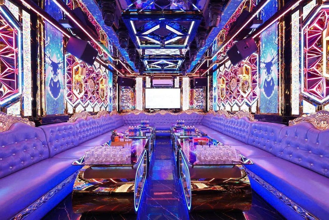 金鈴金聲 KTV 紫色絨面長廳大包廂與彩色馬賽克燈牆