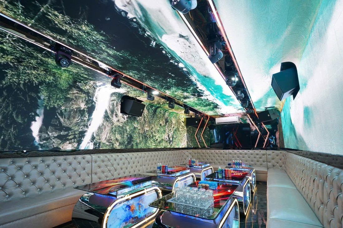 金鈴金聲 KTV 6D 巨幕包廂 · 雪山瀑布全景畫面