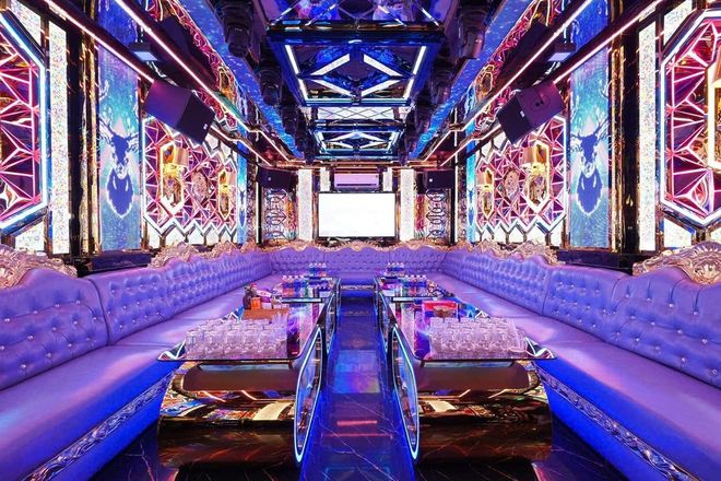 金鈴金聲 KTV 紫色絨面長廳大包廂與彩色馬賽克燈牆