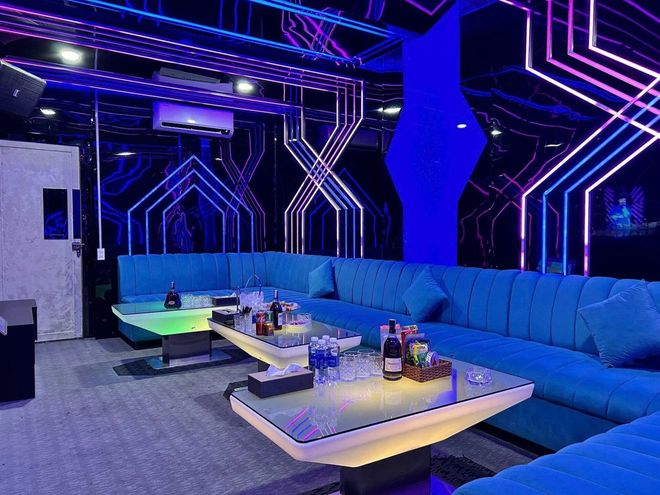 JULIA 66 KTV 藍白霓虹幾何牆包廂與發光茶几