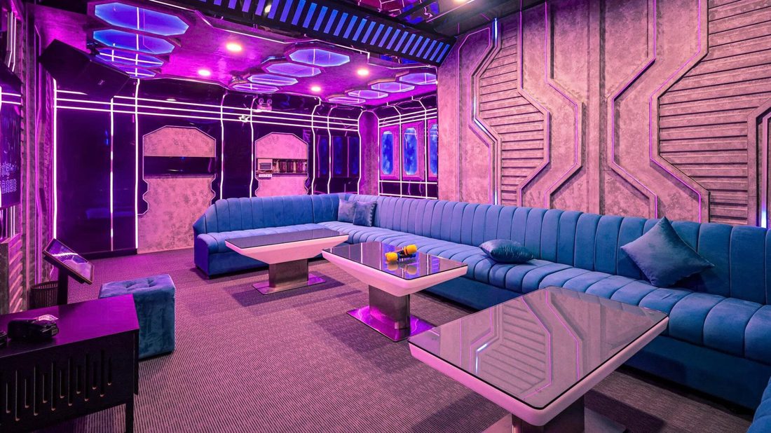 JULIA 66 KTV 粉紫雕花牆麵包廂與藍絲絨 L 型卡座