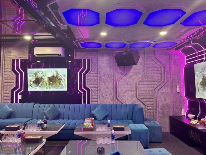 JULIA 66 KTV 六邊形發光吊頂包廂