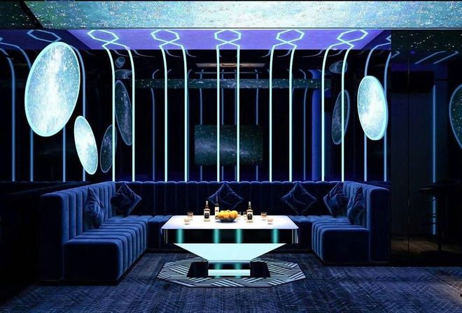 JULIA 66 KTV 星空包廂：橢圓星球燈與深藍星雲牆