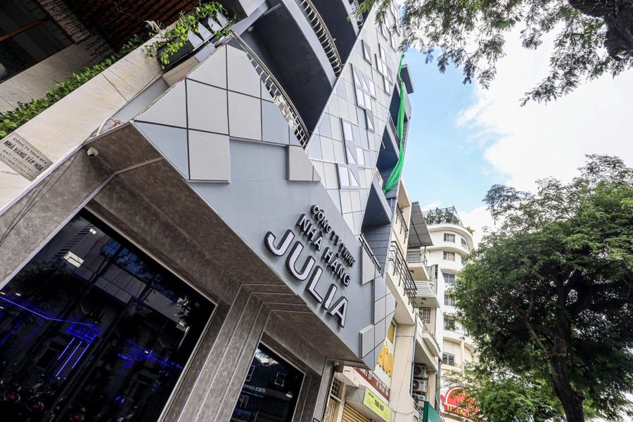 JULIA 66 KTV 胡志明第五郡門店外觀灰色鋁板外牆