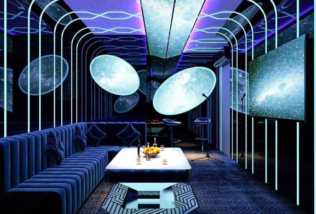 JULIA 66 KTV 星空包廂：天花垂下的星球燈與拱形青藍燈帶