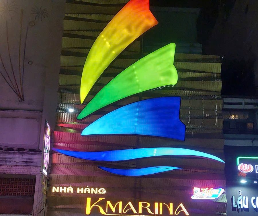K-MARINA 門頭 · 巨型彩虹風帆燈飾與金色 KMARINA 字樣