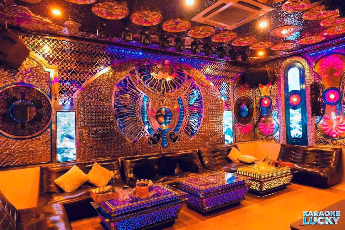 LUCKY KTV 2000 波斯風橙金包廂，雕花金屬牆面與棕色真皮沙發