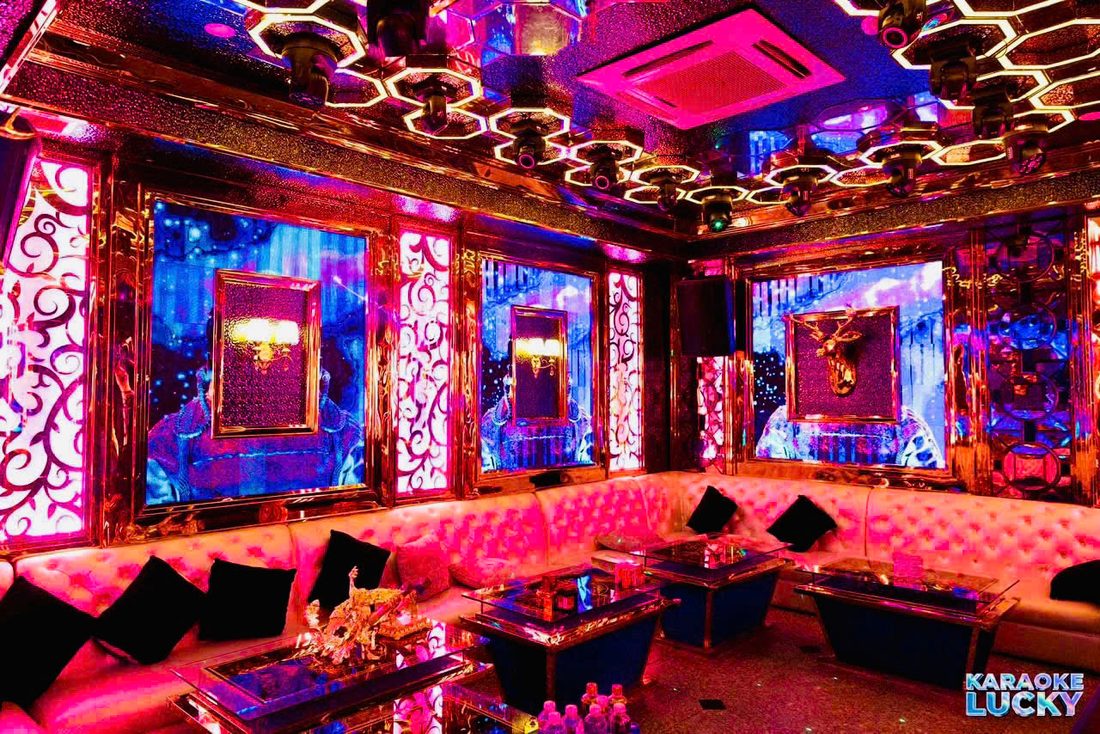 LUCKY KTV 2000 玫紅色長包廂，黑色雕花牆與奶白絎縫卡座