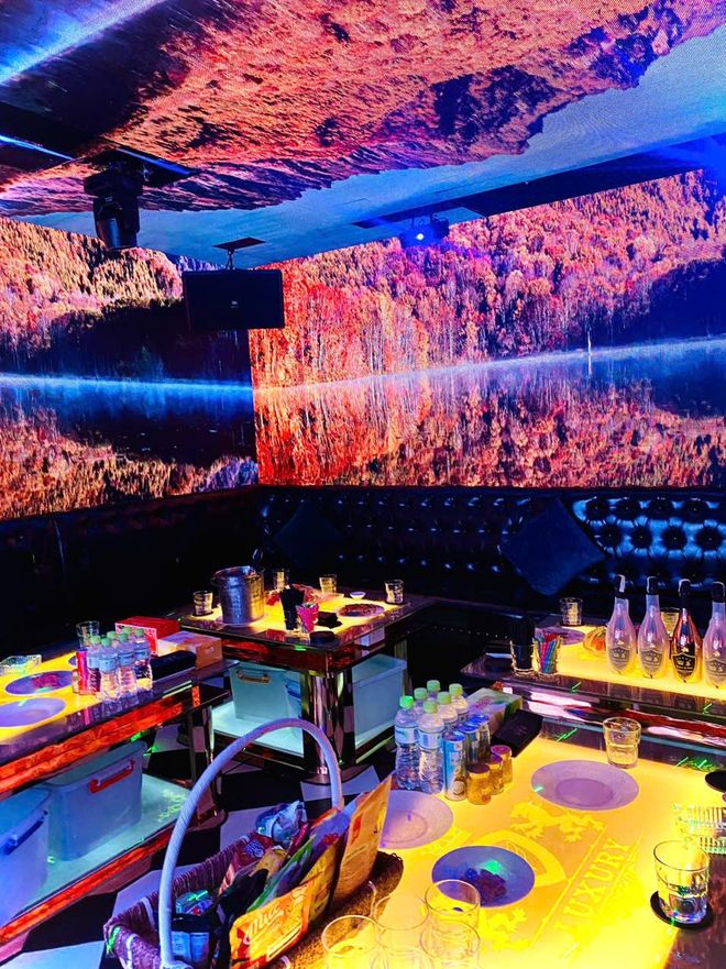 LUXURY KTV 楓林湖景包牆與黑色菱格皮卡座