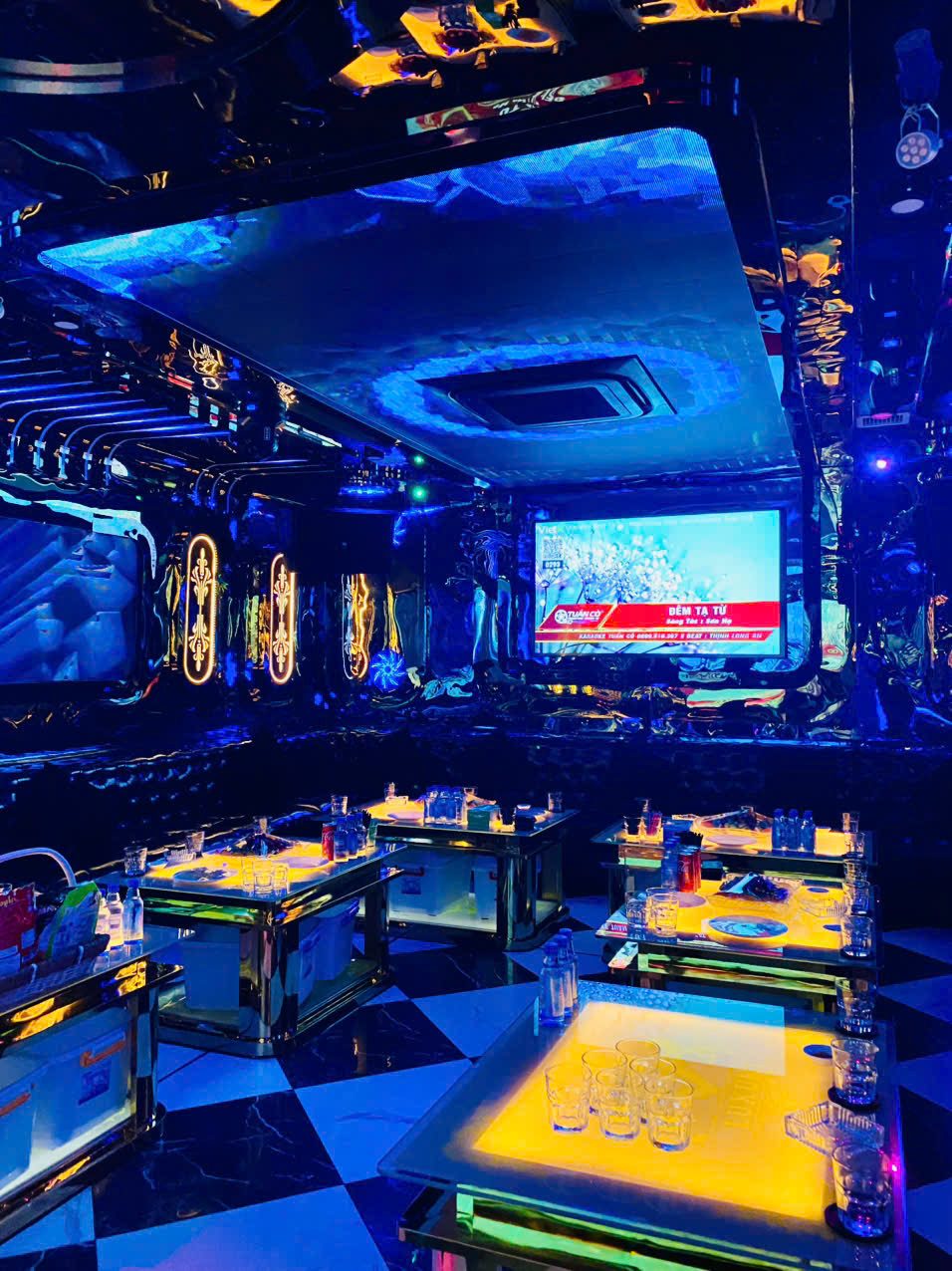 LUXURY KTV 冰川藍主題包廂與發光茶几