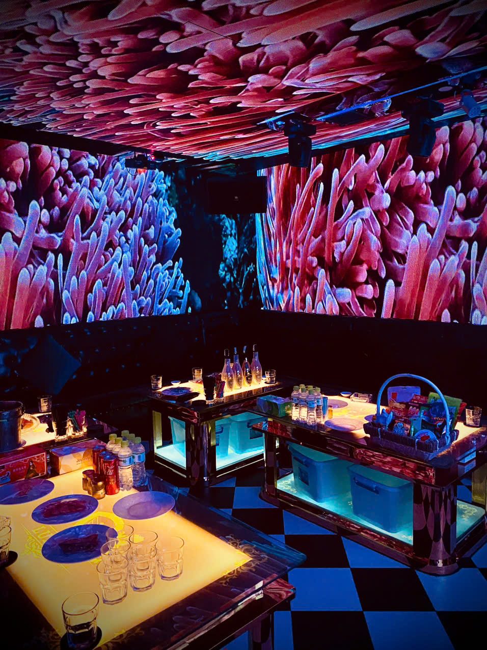 LUXURY KTV 深海珊瑚主題包廂，粉藍色包牆