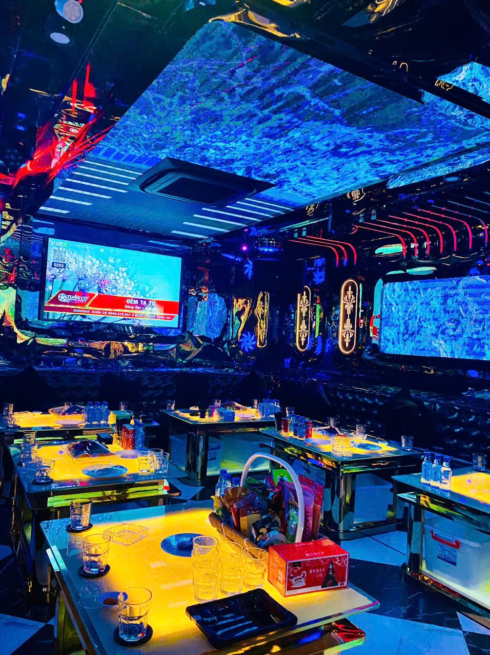 LUXURY KTV 藍色海面艙頂與金色霓虹裝飾牆