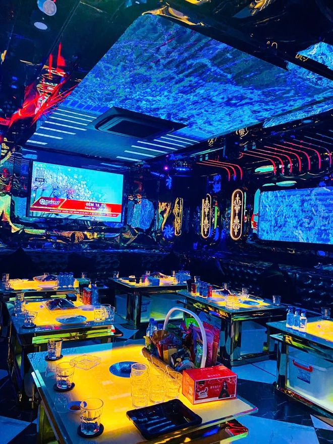 LUXURY KTV 藍色海面艙頂與金色霓虹裝飾牆