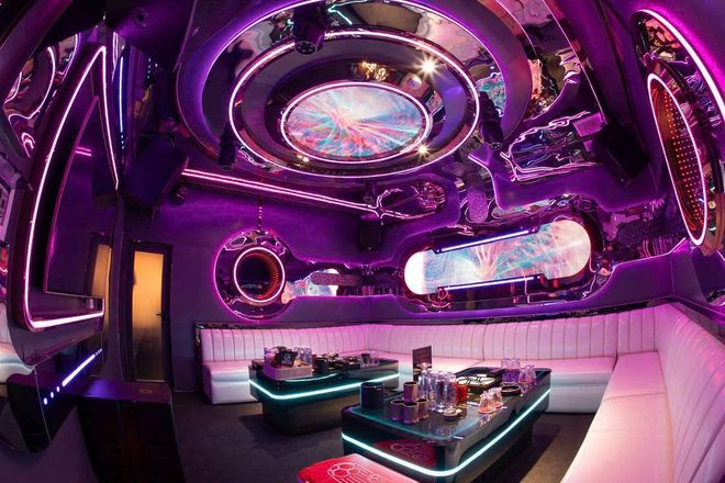 L.V Bistro K KTV 橢圓藻井包廂，白色環形卡座