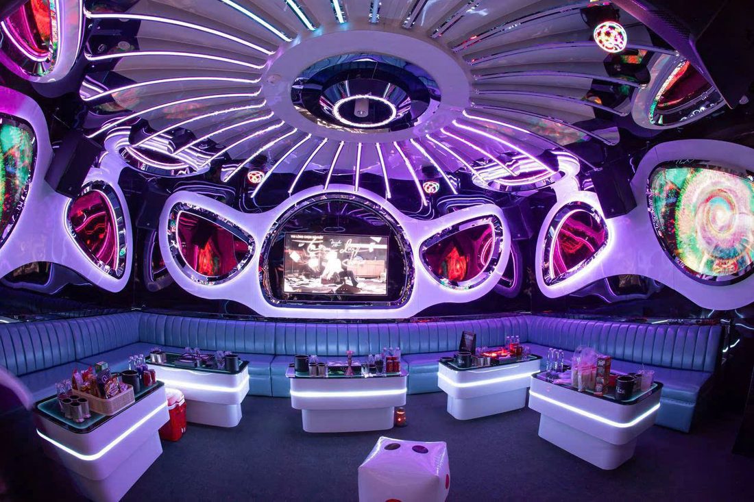 L.V Bistro K KTV 白色花瓣造型天花主包廂，紫調 LED