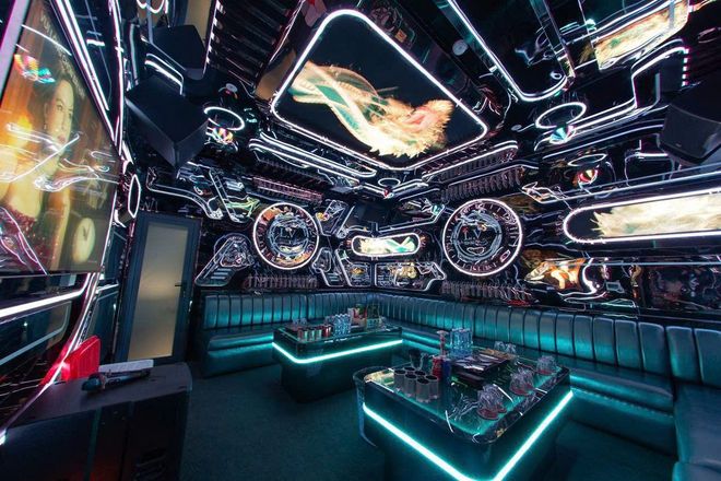 L.V Bistro K KTV 銀黑機械感包廂，青綠 LED 茶几