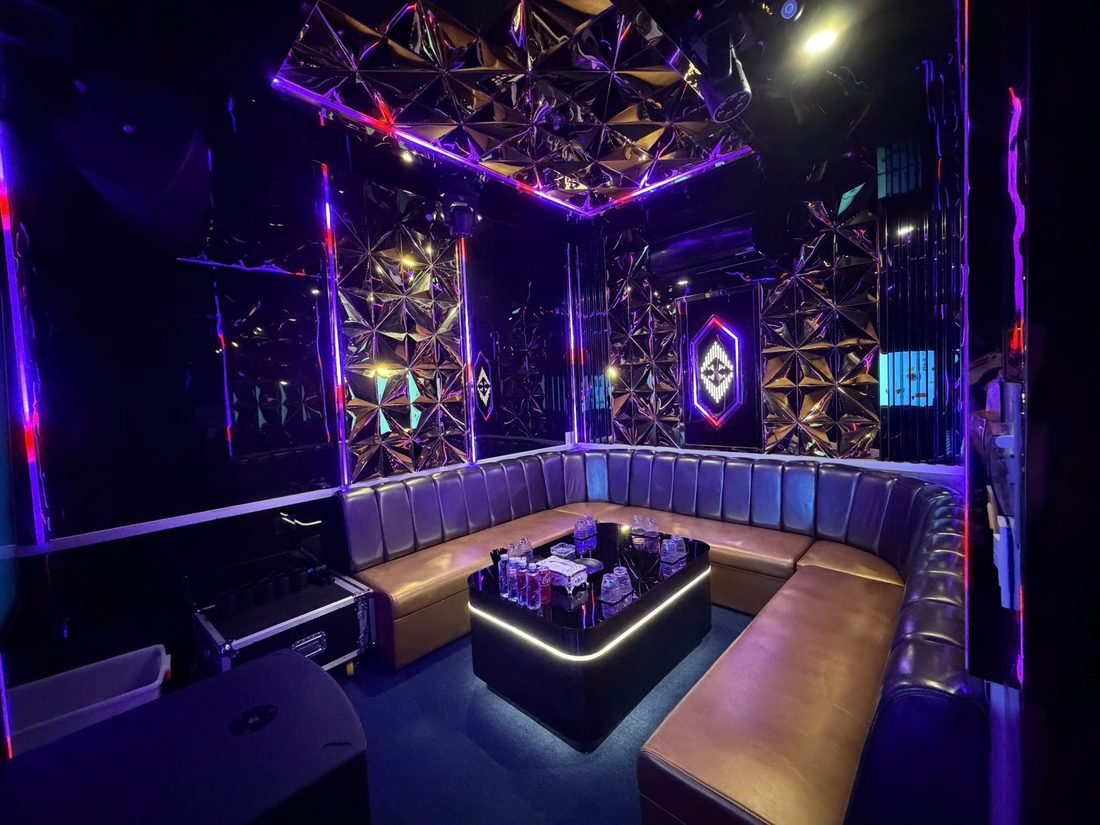 M SUITE 102 KTV 折面鏡牆包廂 · 紫色霓虹與六邊形發光燈牌