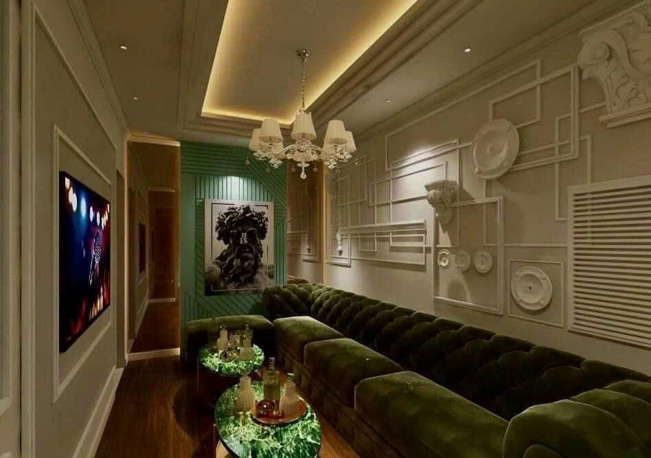 NEW 127 KTV 長條形包廂，米白色幾何浮雕牆配墨綠絲絨絎縫長卡座與綠雲石圓幾