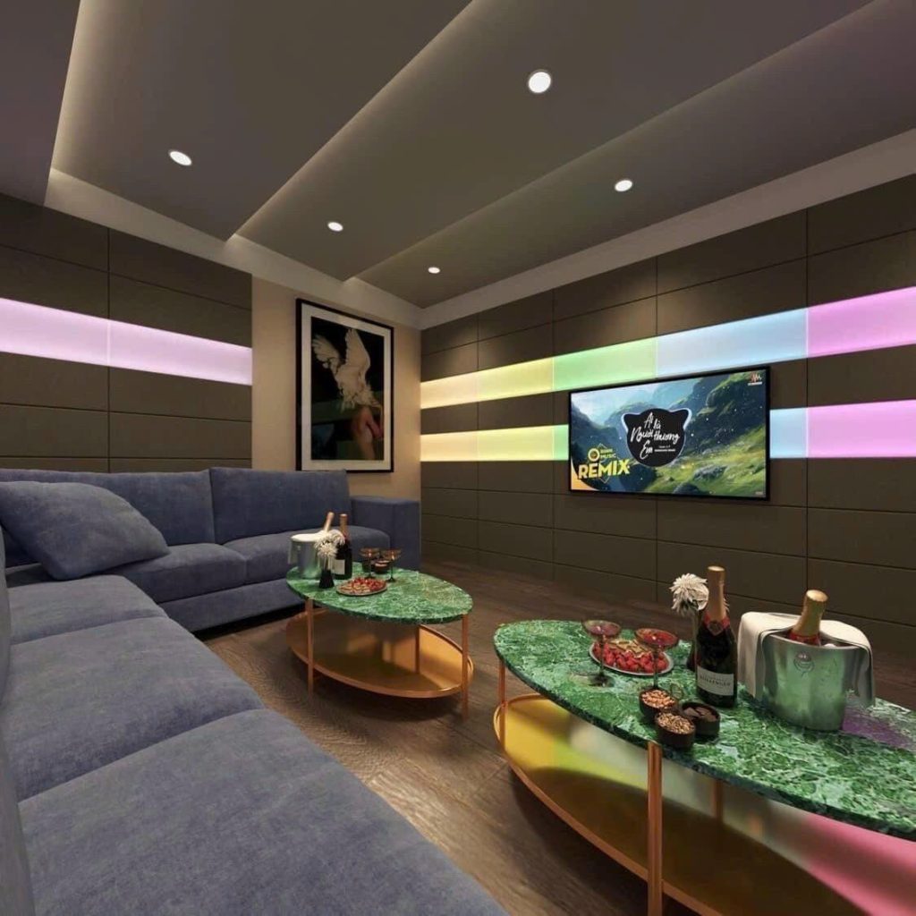 NEW 127 KTV 軟包牆包廂，彩色橫向燈帶配灰藍布藝轉角沙發與綠雲石橢圓茶几