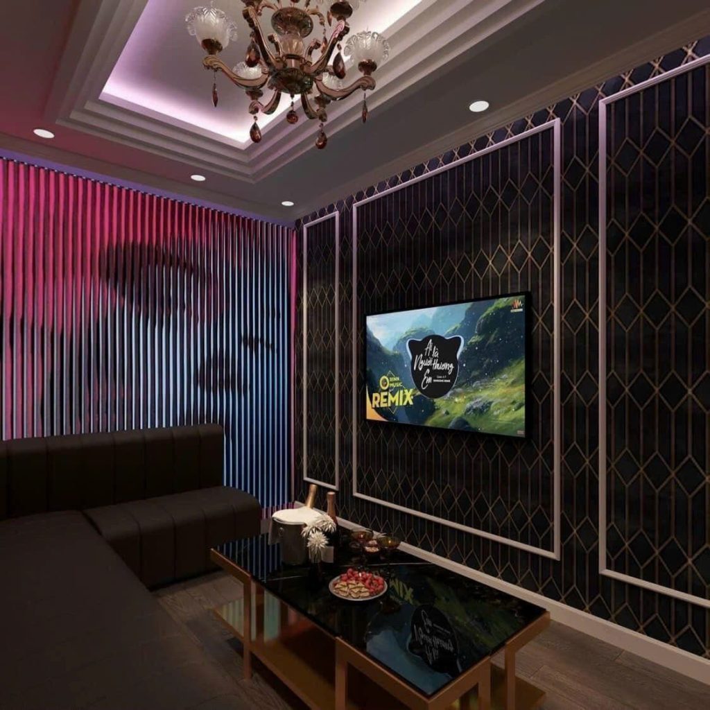 NEW 127 KTV 現代包廂，粉紫漸變燈帶竪紋牆與黑金菱格護牆板