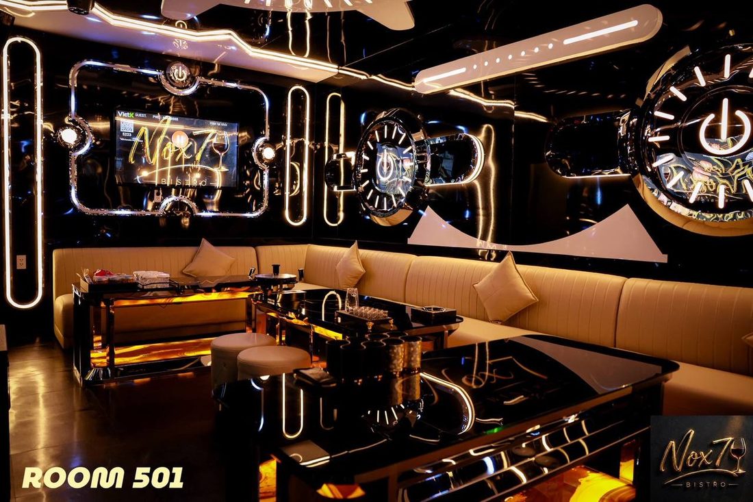 NOX7 KTV ROOM 501 黑鏡烤漆牆 鍍鉻膠囊霓虹框 L形奶油皮革長卡座 琥珀玉石茶几