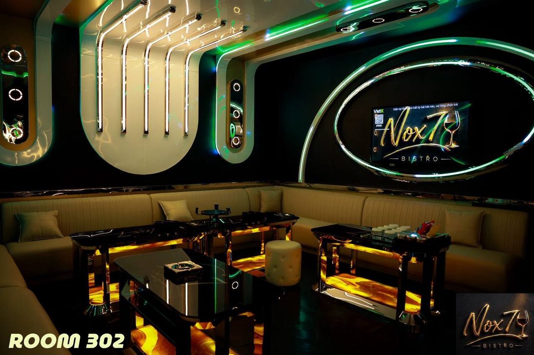 NOX7 KTV ROOM 302 翠綠霓虹橢圓環 鍍鉻弧管牆 奶油直紋皮革長卡座
