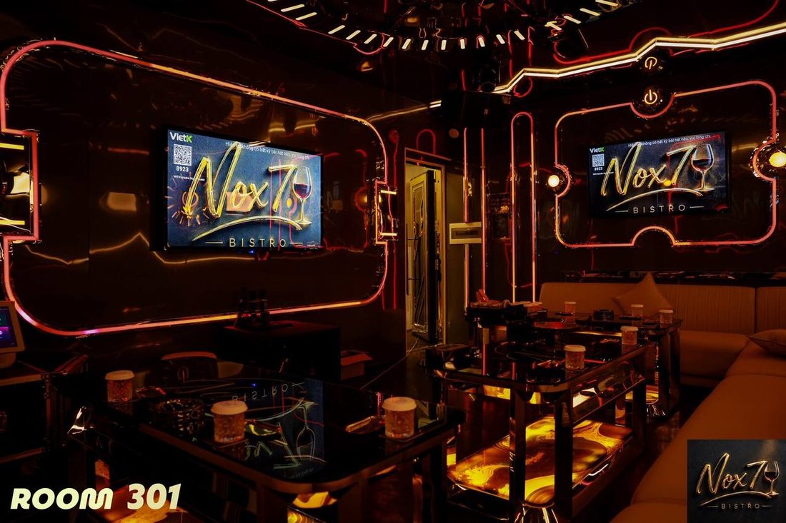 NOX7 KTV ROOM 301 血紅霓虹圓角框 深褐高光烤漆牆 雙屏幕 琥珀背光茶几