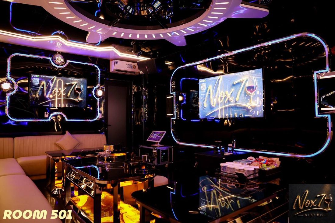 NOX7 KTV ROOM 501 藍紫霓虹膠囊框 環形天花燈盤 多面屏幕 黑鏡牆