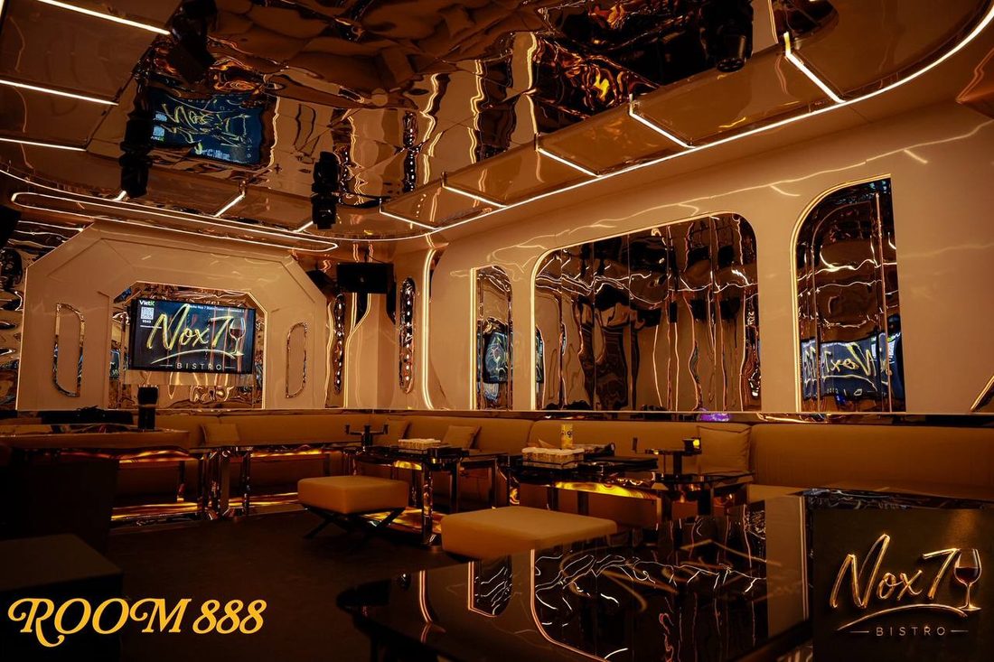 NOX7 KTV ROOM 888 香檳金拋光鏡面天花 拱形鏡面壁龕 奶油皮革長卡座