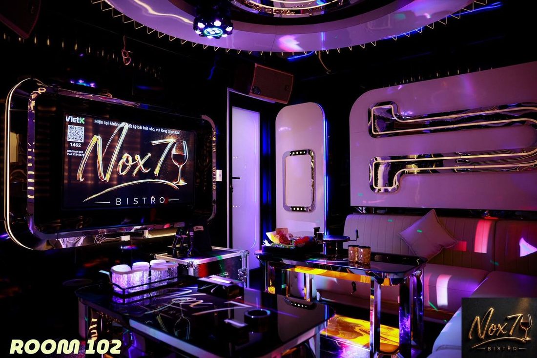 NOX7 KTV ROOM 102 紫羅蘭燈光 象牙白弧形牆板 鍍鉻管路浮雕 環形天花燈帶
