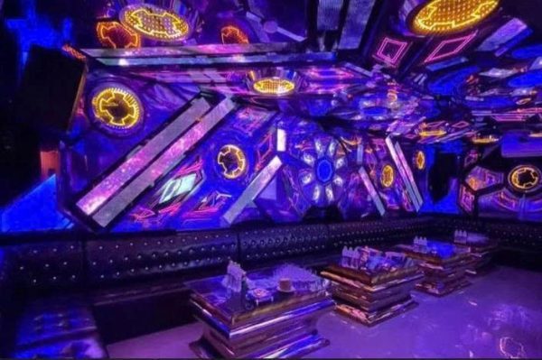 PLAY BOY 411 KTV 藍紫 LED 鏡麵包廂，黑皮卡座與鏡面天花