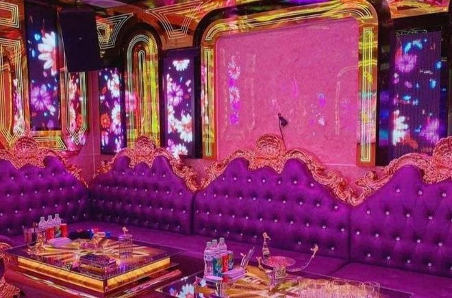 PLAY BOY 411 KTV 粉紫絨麵包廂，鏡面雕花牆與花卉 LED 屏