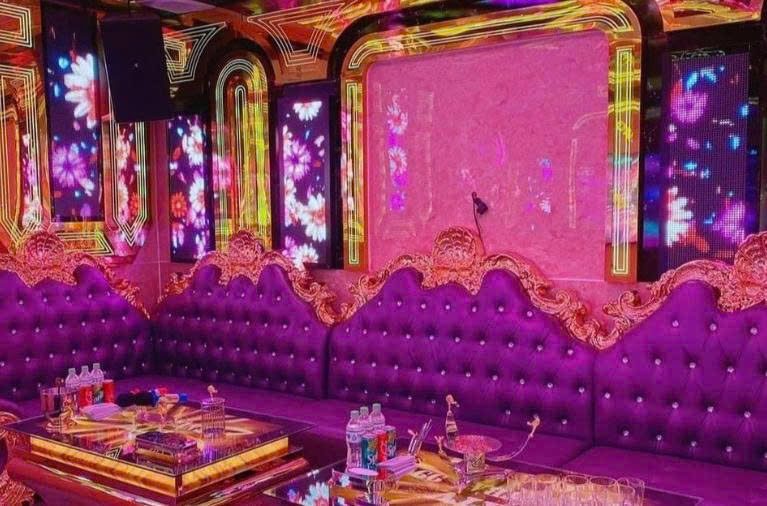 PLAY BOY 411 KTV 粉紫絨麵包廂，鏡面雕花牆與花卉 LED 屏