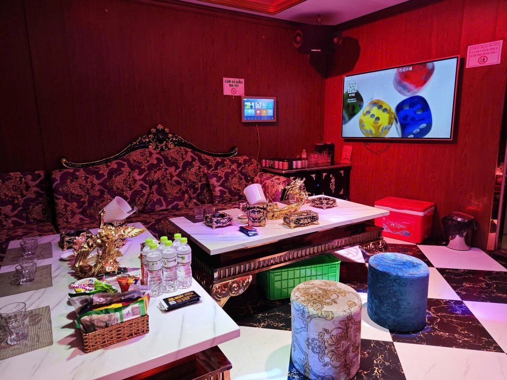PRINCE 800 KTV 包廂內的酒紅軟包牆、大理石長桌與雕花沙發