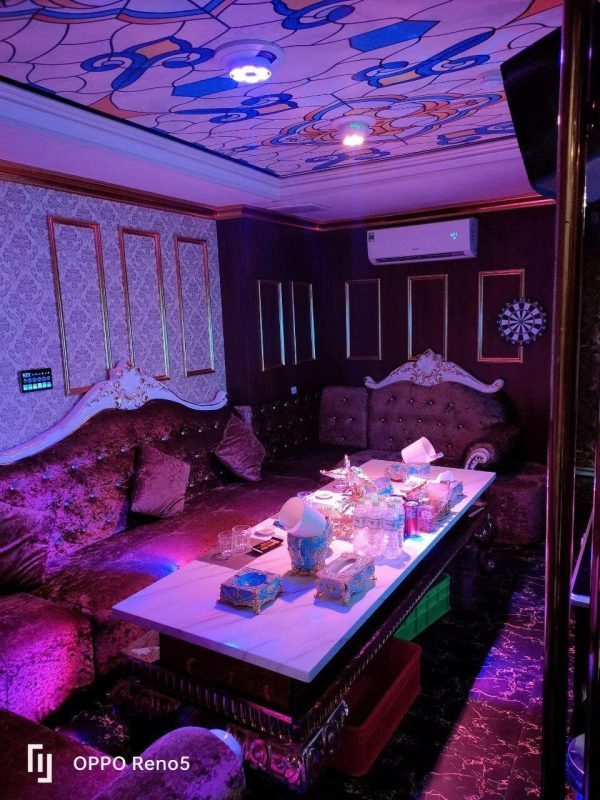 PRINCE 800 KTV 淡藍彩玻天花與紫色絲絨卡座