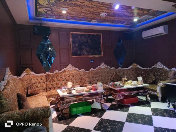 PRINCE 800 KTV 金色織錦沙發環繞的大包廂