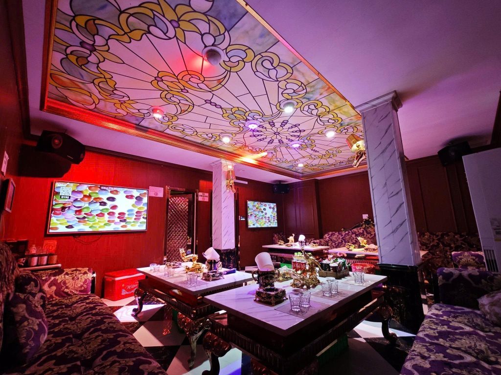PRINCE 800 KTV 教堂花窗式彩繪玻璃穹頂特寫