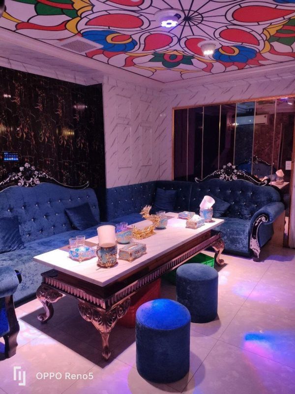 PRINCE 800 KTV 彩色玻璃天花與藍絲絨沙發包廂