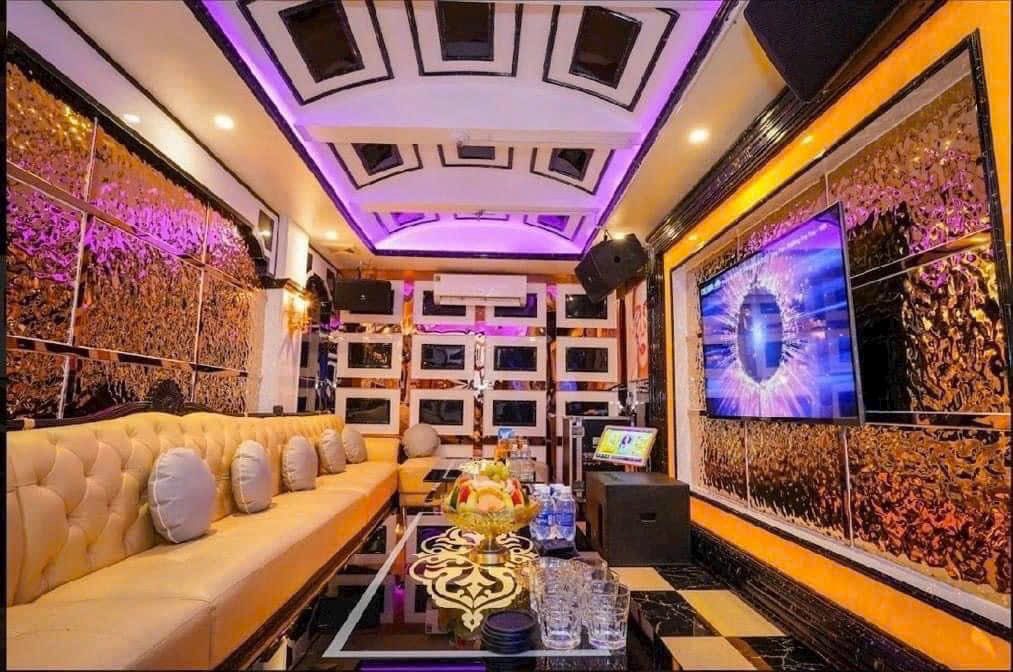 SAIGON STAR KTV 米色包廂：奶油色繃扣卡座、錘紋金屬牆板與黑白棋盤格地面